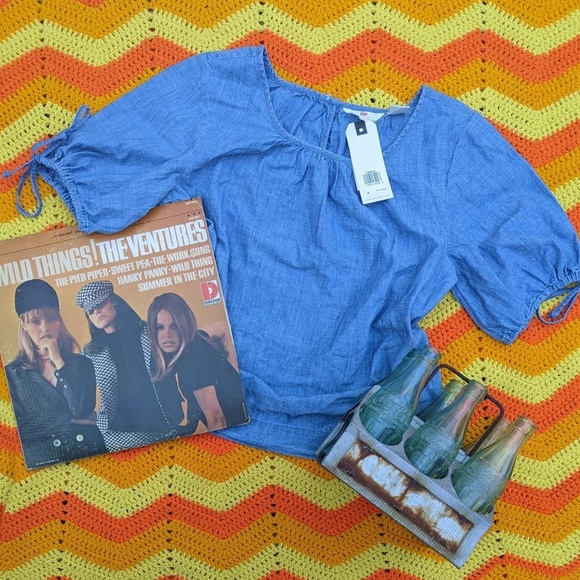 Levi's Tops - NWT Levi's top